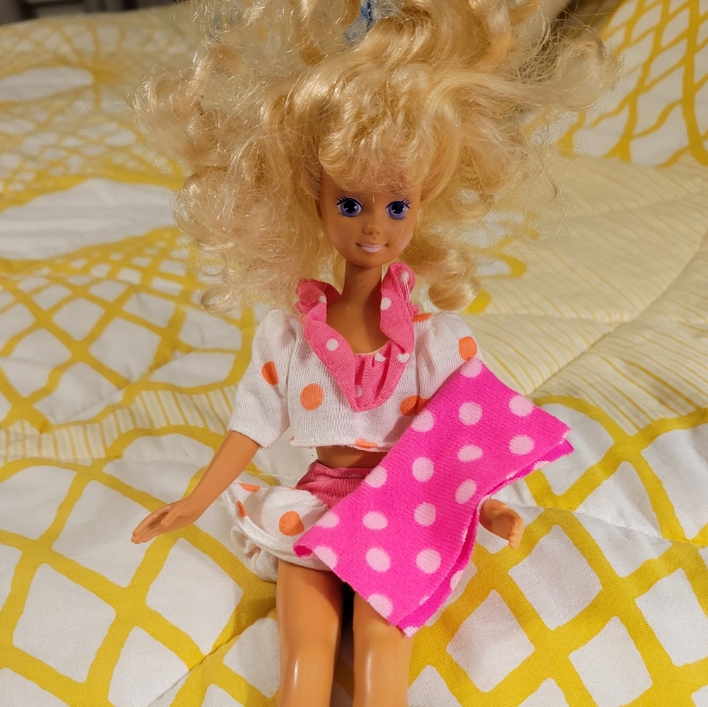 Vintage 1980's Skipper Barbie! She is wearing "babysitter skipper" outfit! - Picture 2 of 6
